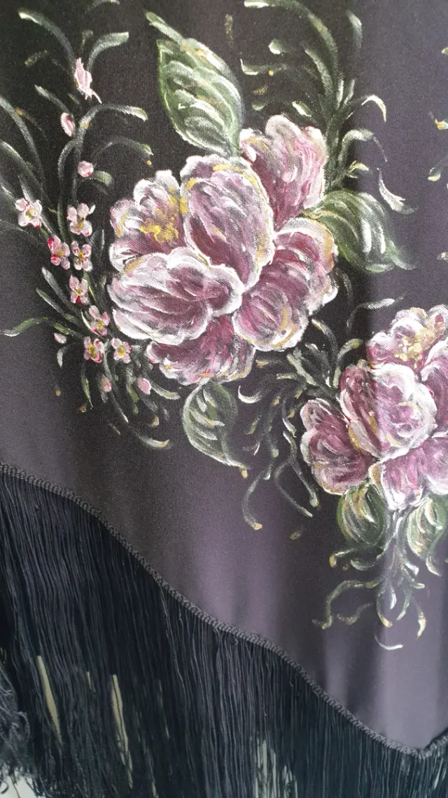 Xaile preto com flores pintadas