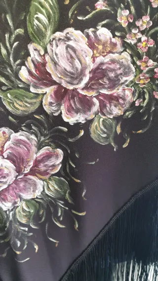 Xaile preto com flores pintadas
