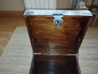 Baúl de madera con detalles metálicos