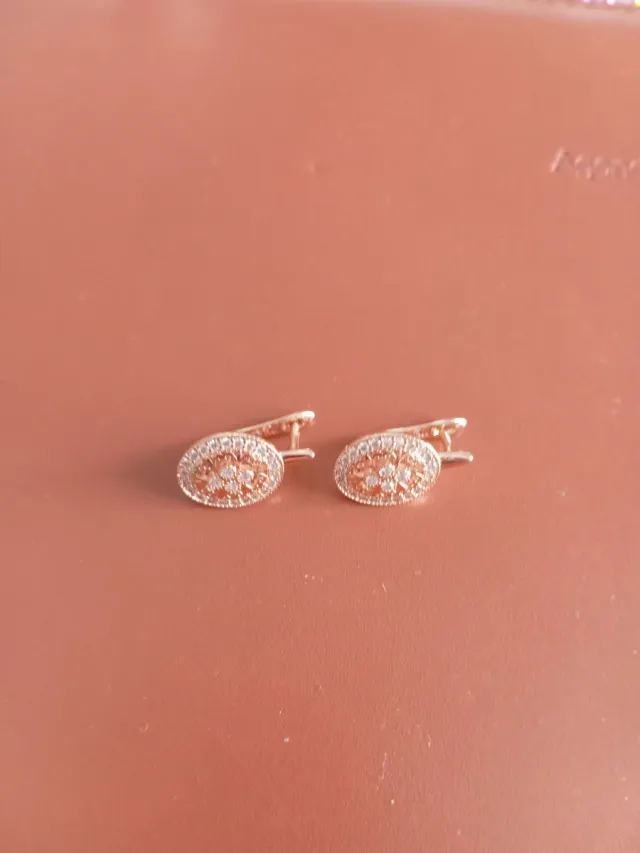 Pendientes dorados ovalados con circonitas