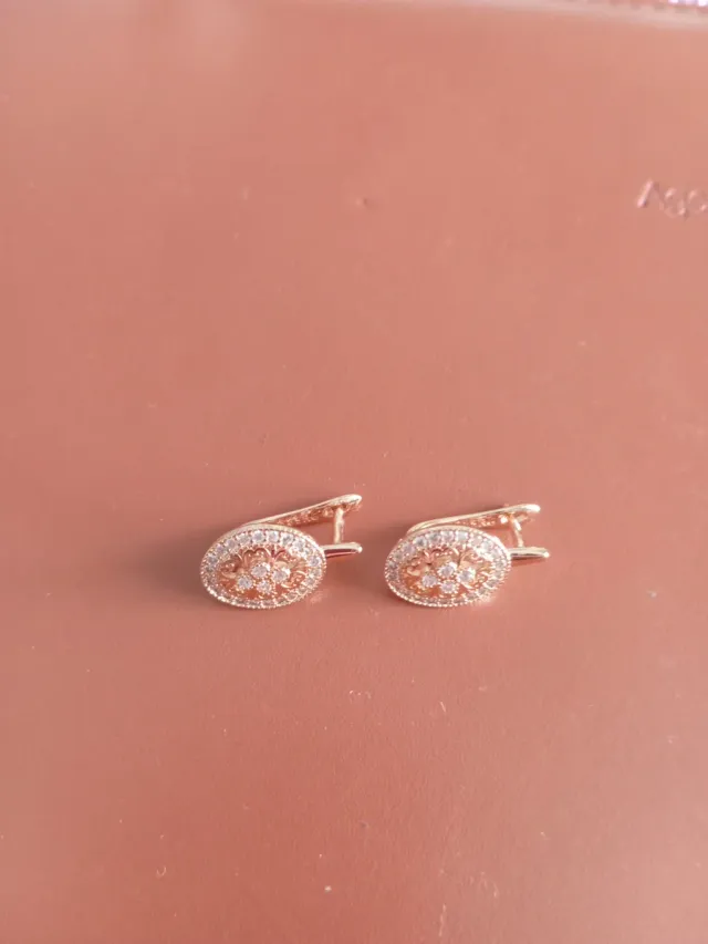 Pendientes dorados ovalados con circonitas