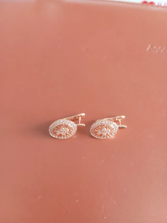 Pendientes dorados ovalados con circonitas