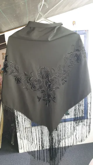 Xaile preto bordado com franjas