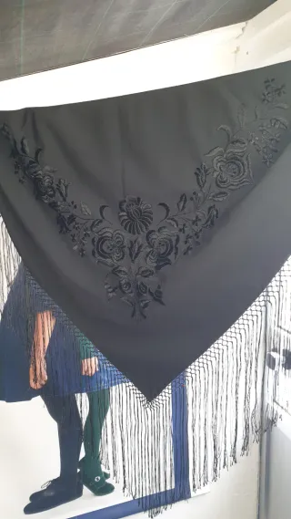 Xaile preto bordado com franjas