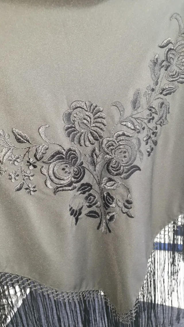 Xaile preto bordado com franjas