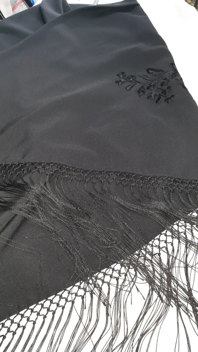 Xaile preto bordado com franjas