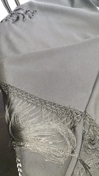 Xaile preto bordado com franjas