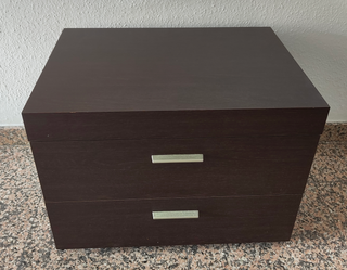 Mesita de noche de madera oscura