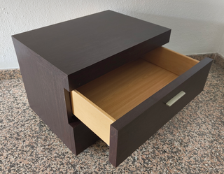 Mesita de noche de madera oscura