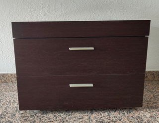 Mesita de noche de madera oscura