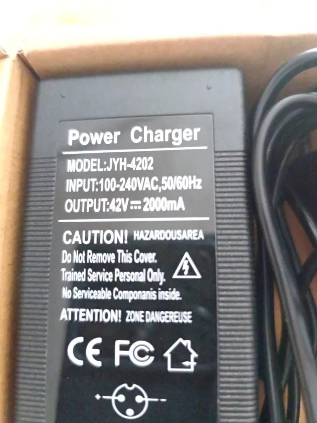 Carregador de Patinete Elétrico 42V 2A