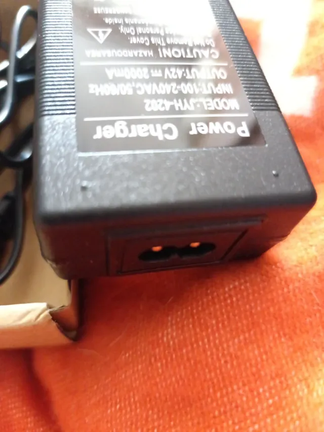 Carregador de Patinete Elétrico 42V 2A