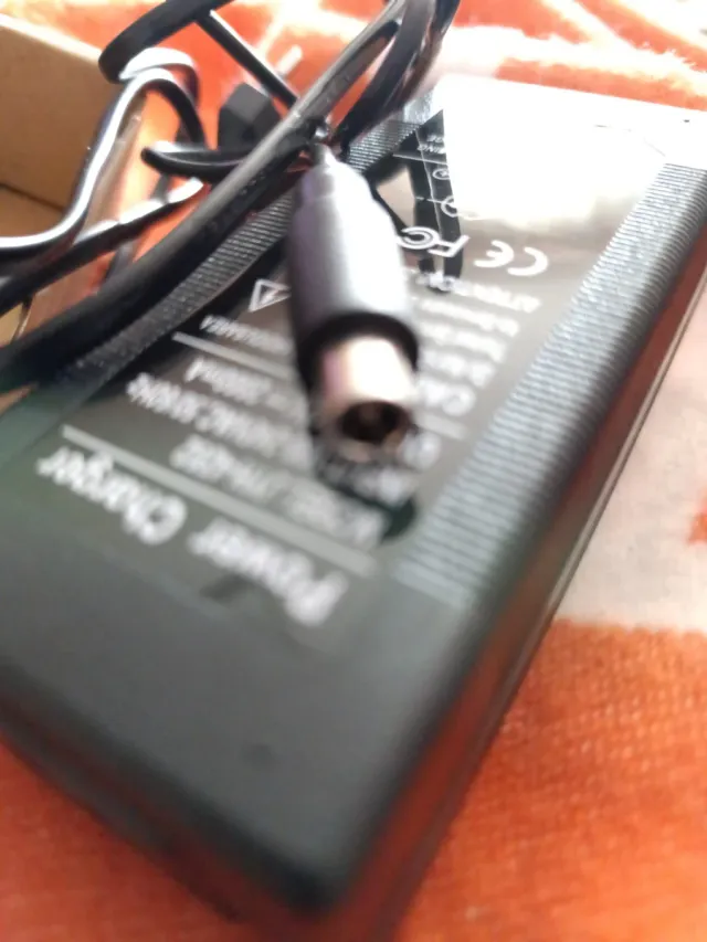 Carregador de Patinete Elétrico 42V 2A