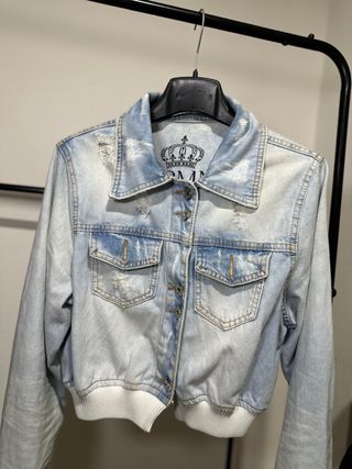 Chaqueta vaquera corta desgastada