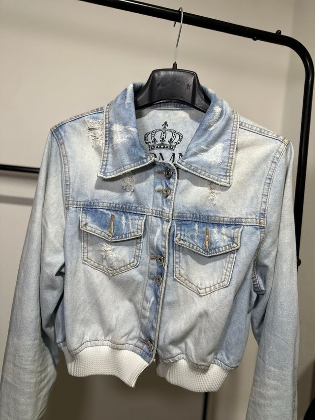 Chaqueta vaquera corta desgastada