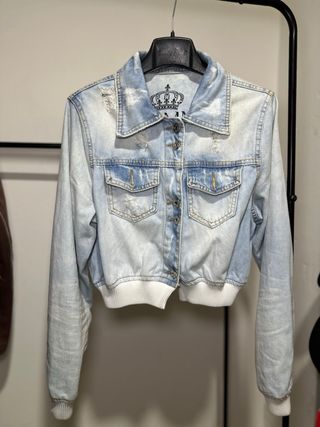 Chaqueta vaquera corta desgastada