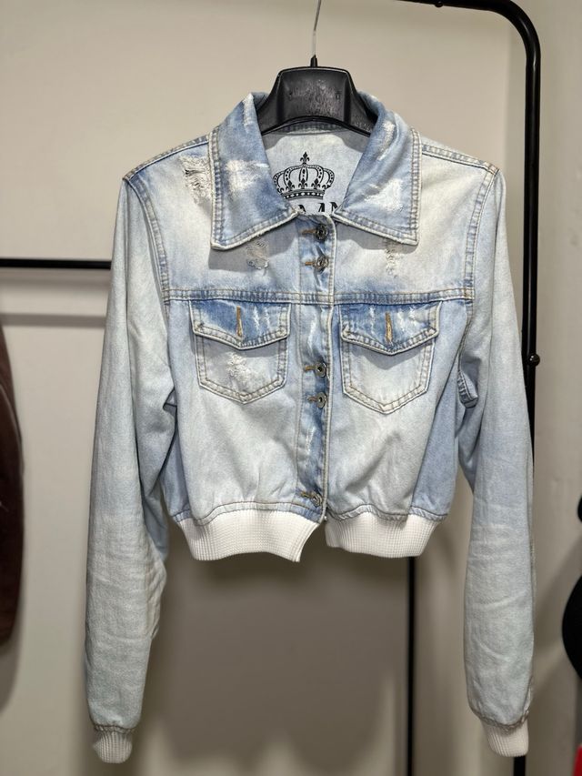 Chaqueta vaquera corta desgastada