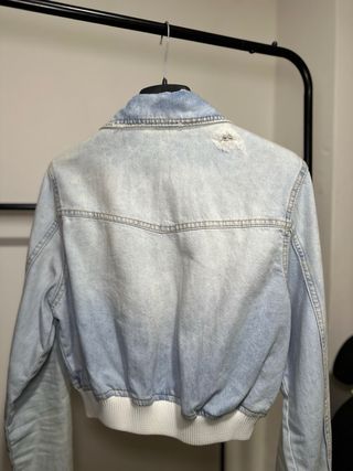 Chaqueta vaquera corta desgastada