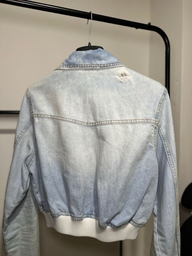 Chaqueta vaquera corta desgastada