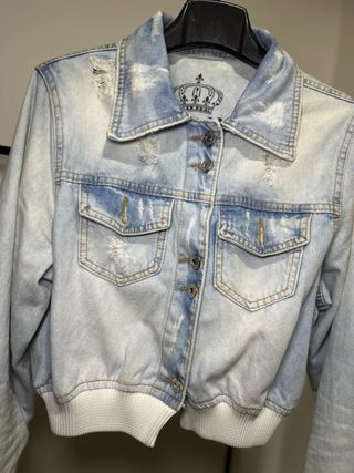 Chaqueta vaquera corta desgastada