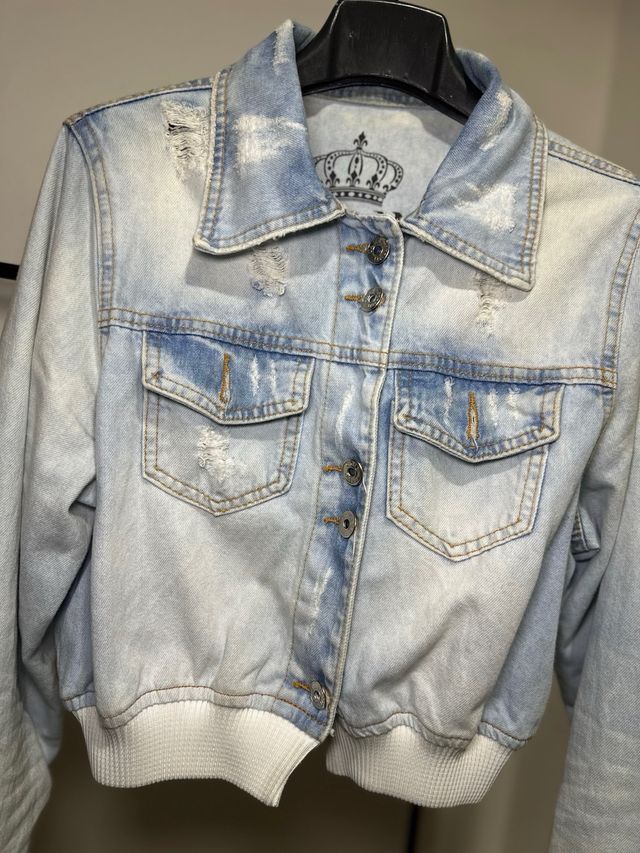 Chaqueta vaquera corta desgastada