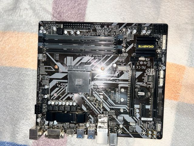 Placa Base Gigabyte B450M DS3H