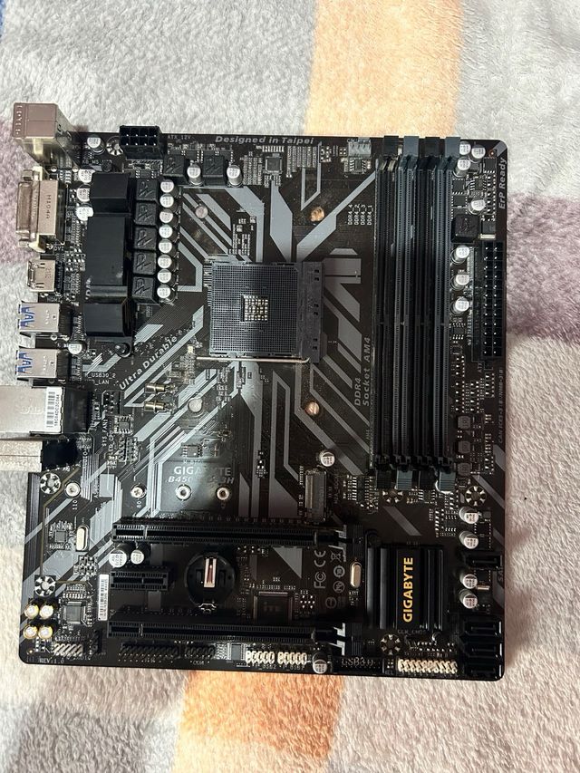 Placa Base Gigabyte B450M DS3H