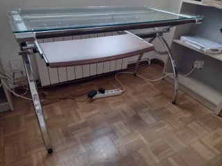 Escritorio cristal y metal.