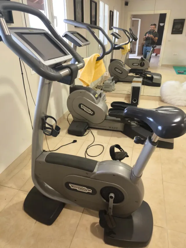 Bicicletta Technogym con TV e schermo touch