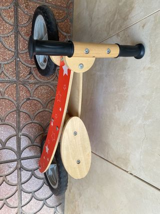 Bicicleta de madera sin pedales