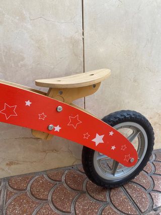 Bicicleta de madera sin pedales