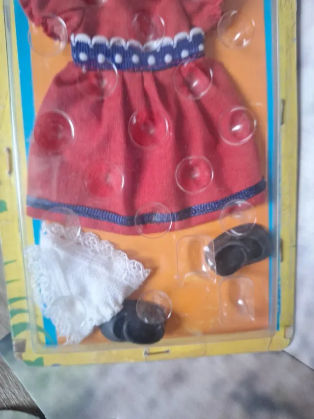 Traje Barriguitas rojo con accesorios