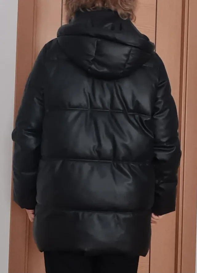 Anorak plumifero semilargo negro efecto piel