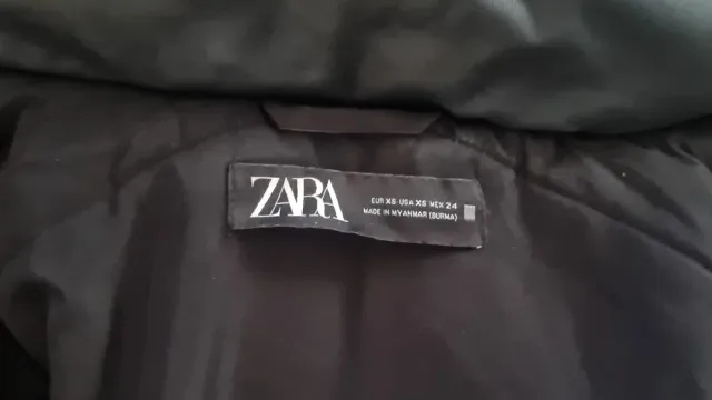 Anorak plumifero semilargo negro efecto piel