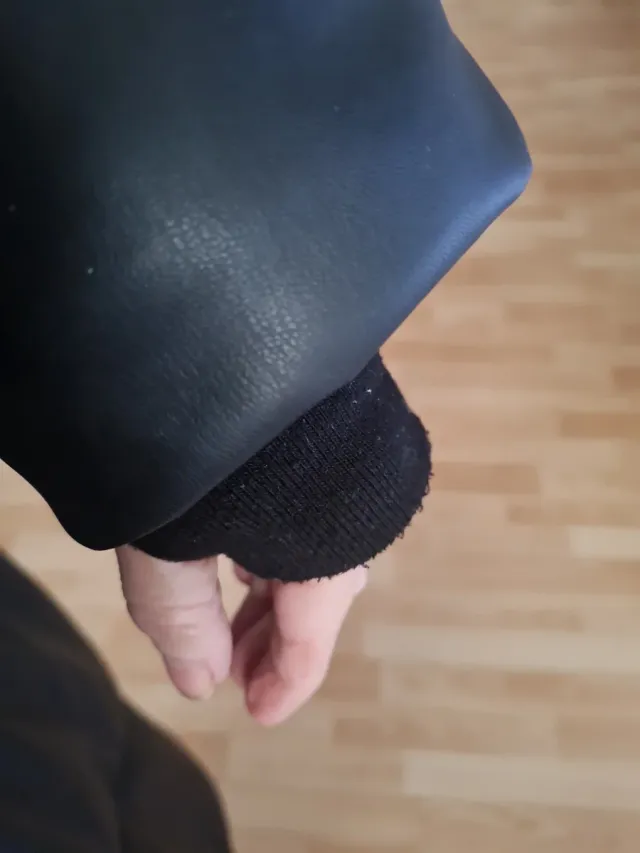 Anorak plumifero semilargo negro efecto piel