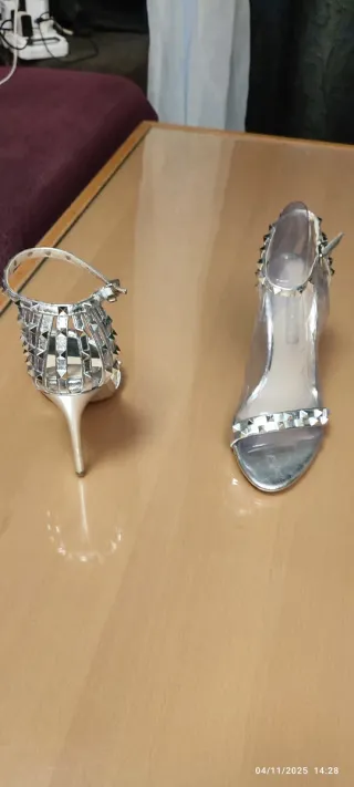 3-25€Zapatos de tacón Bershka dorados y plateados