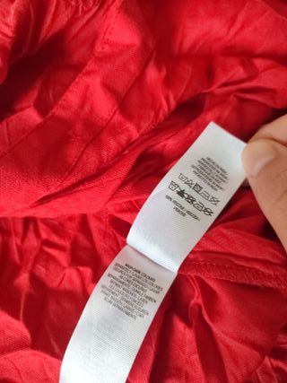 Camisa roja vibrante