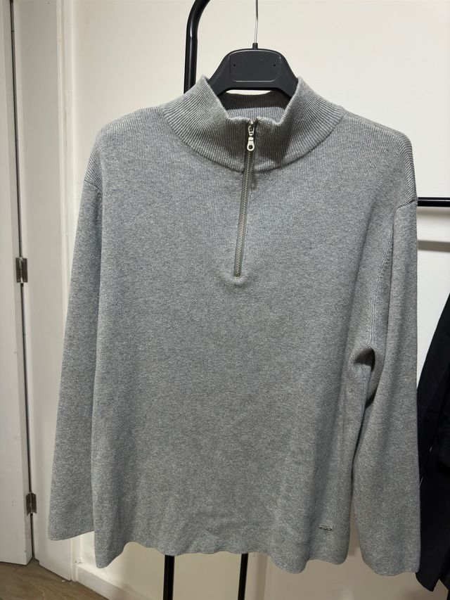 Blusa Zara cuello alto cremallera gris