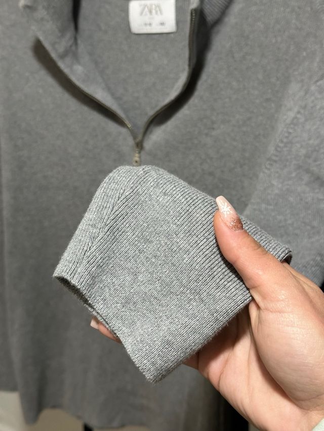 Blusa Zara cuello alto cremallera gris