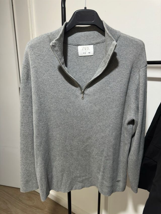 Blusa Zara cuello alto cremallera gris