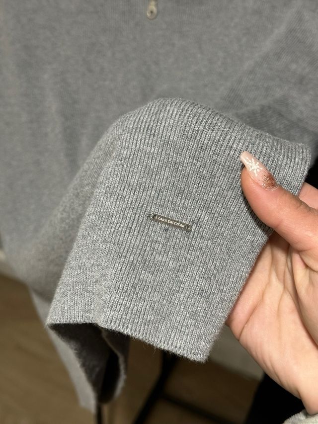 Blusa Zara cuello alto cremallera gris