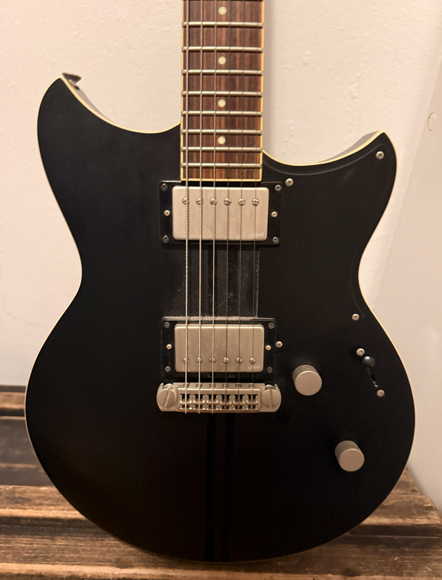 Guitarra Yamaha Revstar Negra