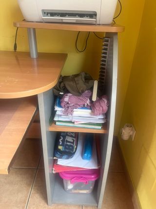 Escritorio con estantería y silla