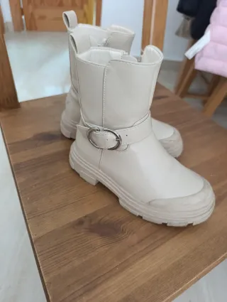 Botas niña beige con hebilla
