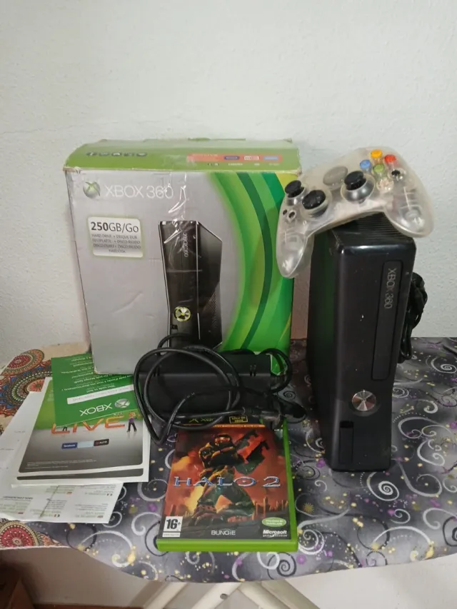 Xbox 360 250GB con Halo 2 El mando es de xbox 1