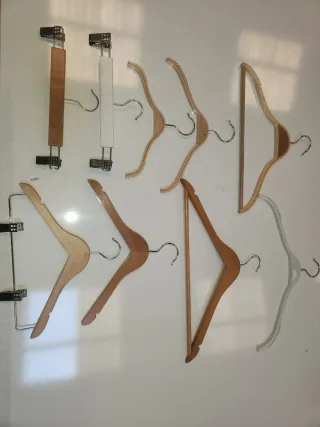 Lote de perchas madera, metal y plástico 7000 unid