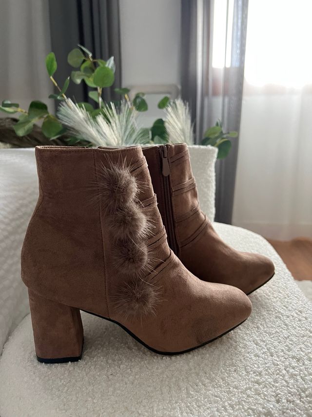Botines marrones con pompón talla 41