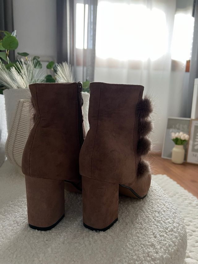 Botines marrones con pompón talla 41