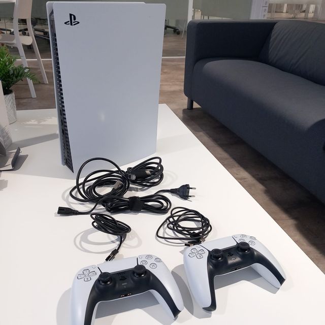 PlayStation 5 + 2 mandos DualSense