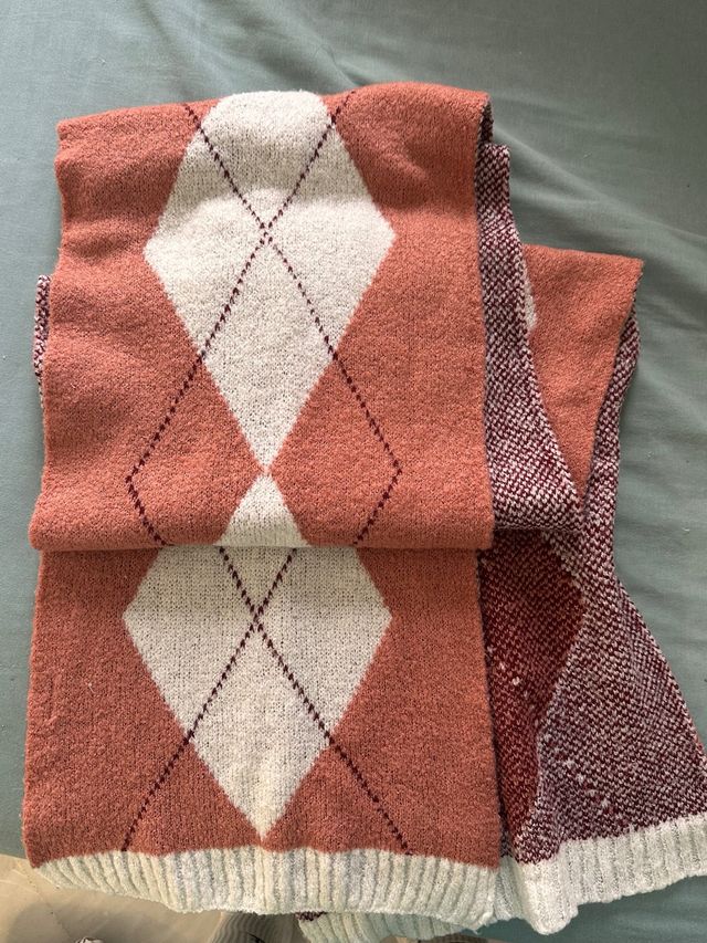 Bufanda de rombos rosa y blanca